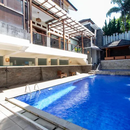 Family Only Villa With Pool & City View - 4Br De Reiz Meily Syariah